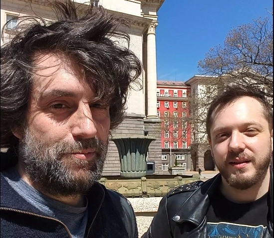 Mit Simeon vor dem Parlament in Bulgarian