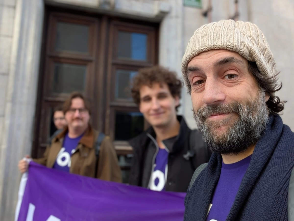 Aller à une manif à 10 heures du matin après avoir travaillé jusqu'à 3 heures n'est pas bien pour les yeux.
